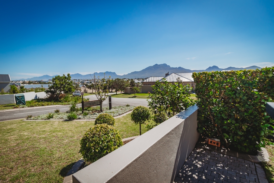 4 Bedroom Property for Sale in Kraaibosch Manor Western Cape